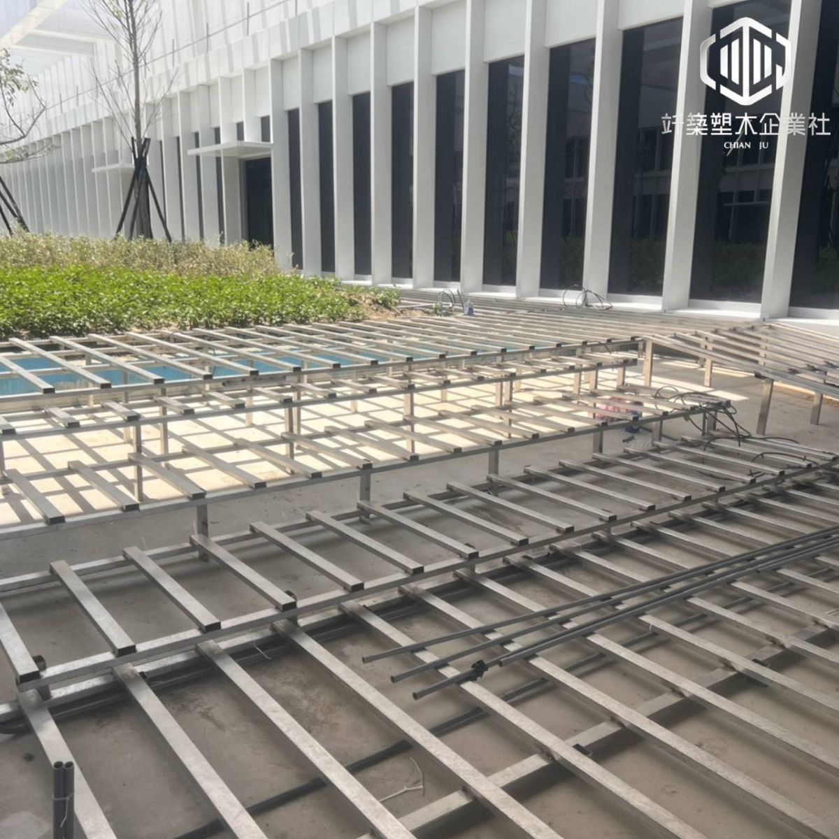 不鏽鋼基座塑木露台搭建推薦-竏築塑木工侍坊