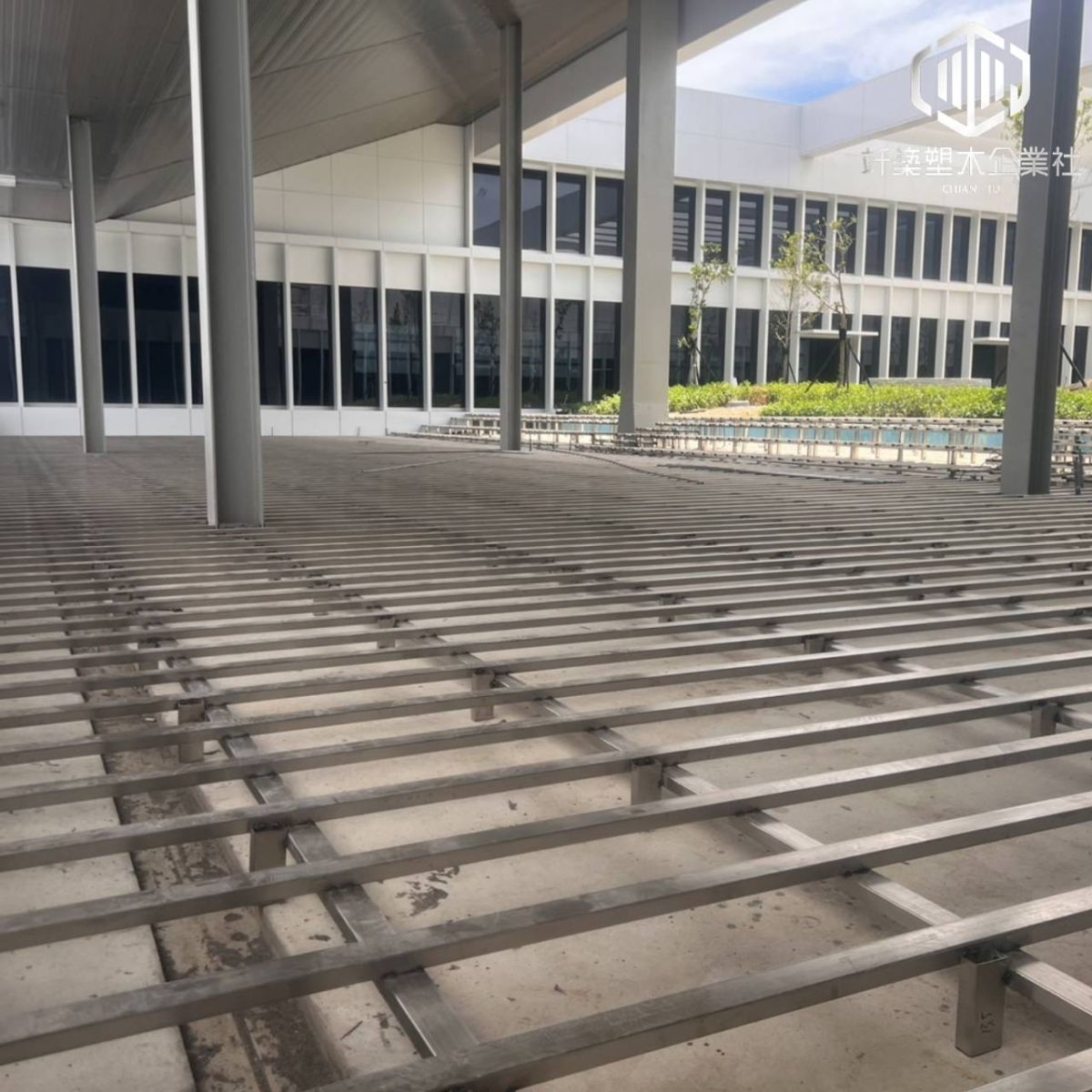不鏽鋼基座塑木露台搭建推薦-竏築塑木工侍坊